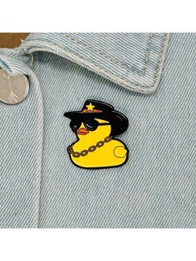 ✨Pin Cartoon Little Yellow Duck Wearing A Hat Metal Brooch Cool Cowboy Hat New✨